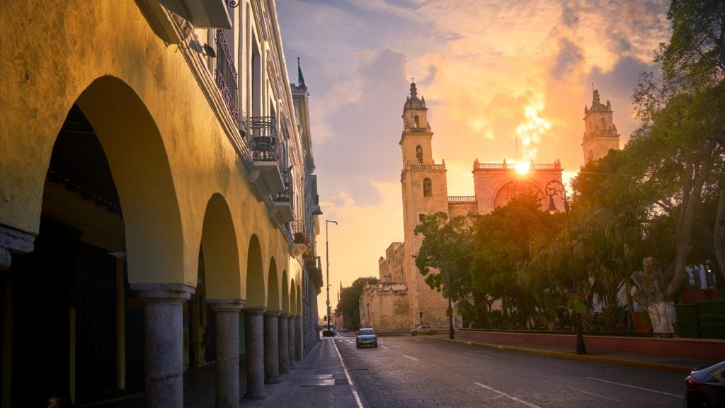 Matahari terbit dari Katedral San Idefonso di Merida, Yucatan, Meksiko