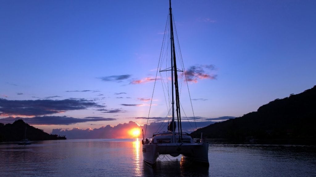 Katamaran saat matahari terbenam di Bora Bora (Foto: Shutterstock)