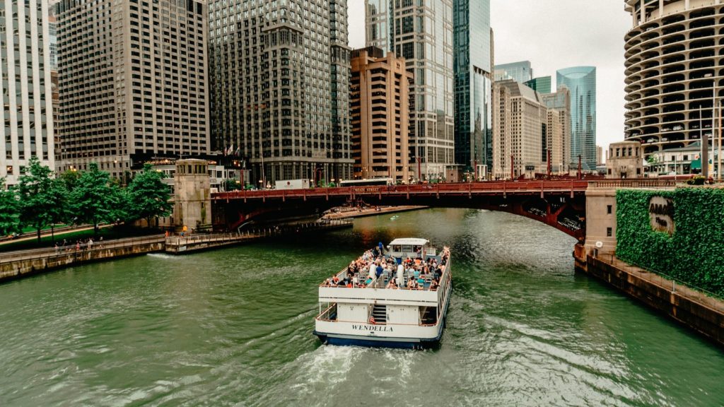 Chicago boat tour (Photo: @merah_gula via Twenty20)