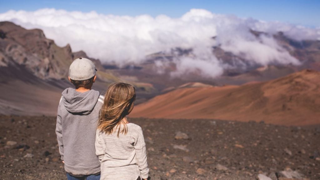 Kids standing inside the volcanic crater of Haleakala in Maui (Photo: @makenamedia via Twenty20)