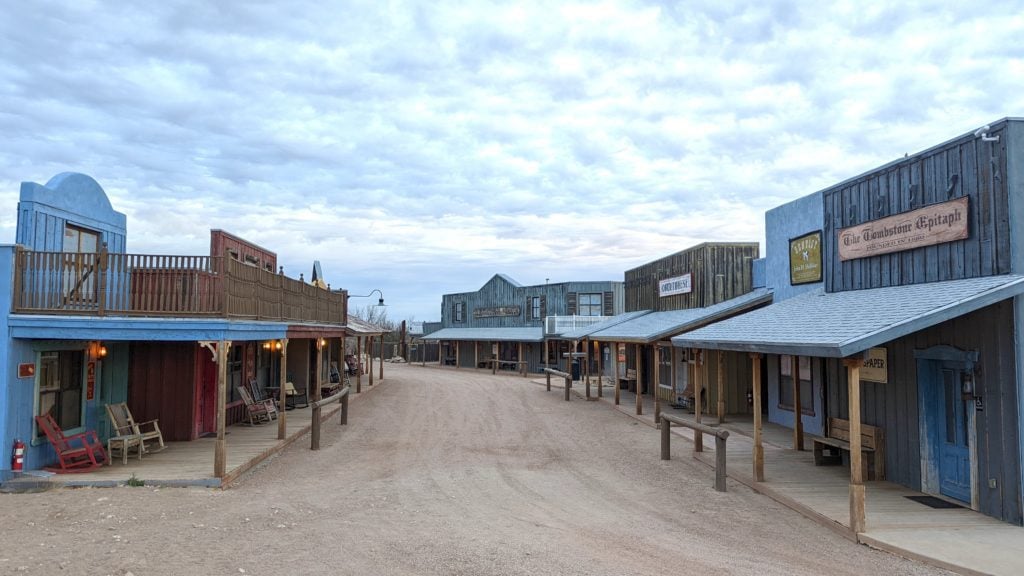 El "carrer principal" de Tombstone Monument Ranch, un ranxo de nois d'Arizona que sembla el plató de pel·lícula d'un western