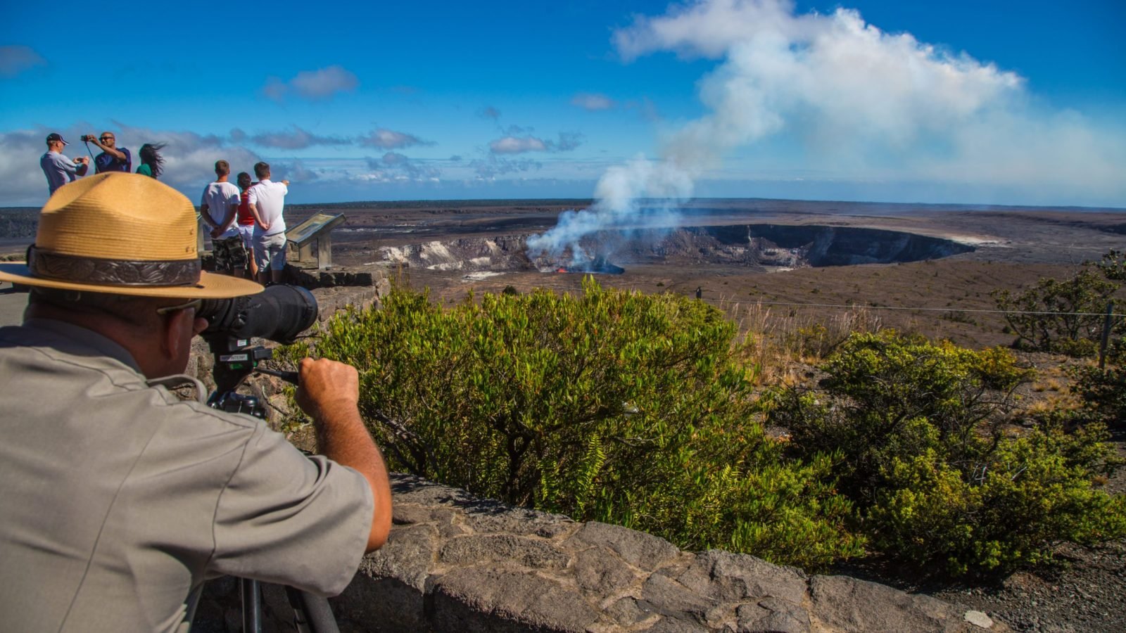 Ranger setting up a viewing scope at Hawaii Volcanoes National Park (Photo: NPS/J. Wei)