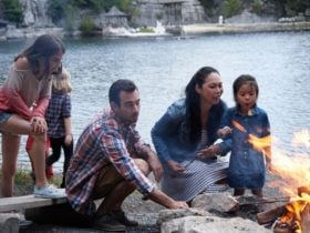 Campfire with s'mores at Mohonk Mountain House in New York (Photo: Mohonk Mountain House)