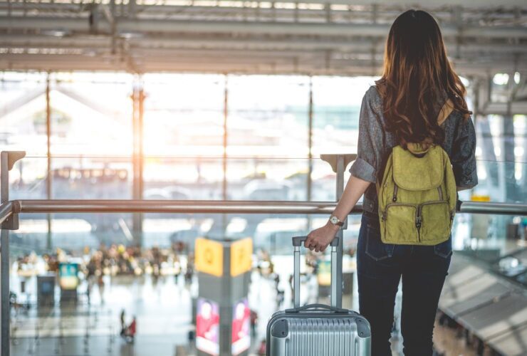 Woman at airport with carry-on luggage (Photo: Shutterstock)