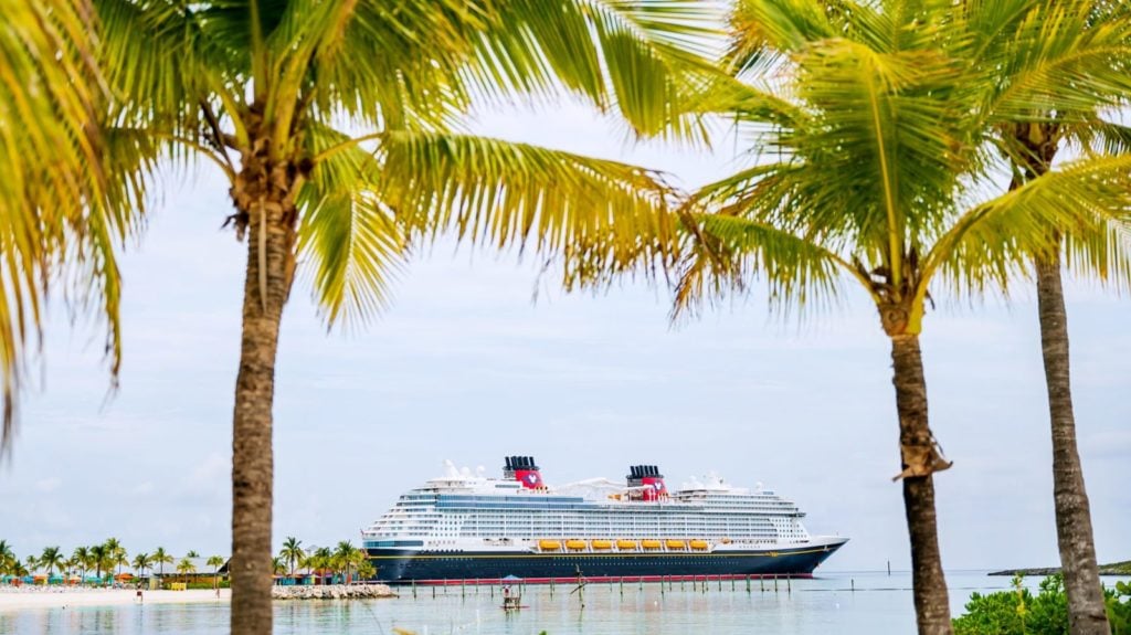 Jalan setapak beraspal Castaway Cay dan trem berjalan membuatnya dapat diakses sepenuhnya oleh wisatawan kursi roda (Foto: Disney Cruise Line)