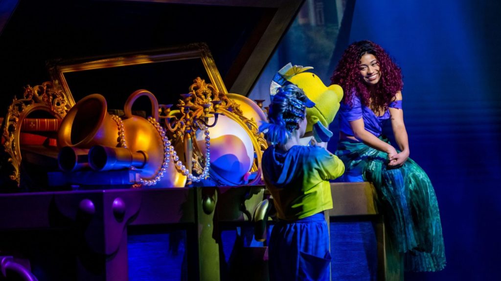Les actuacions en directe com la reimaginada Sireneta són una de les millors parts de qualsevol creuer de Disney (Foto: Disney Cruise Line)