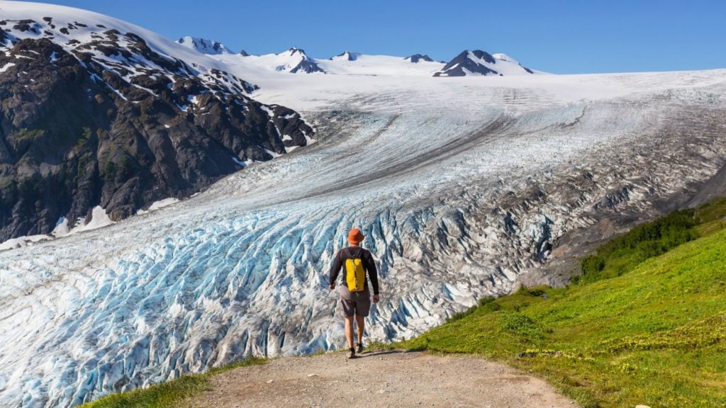 Pejalan kaki di Exit Glacier, Taman Nasional Kenai Fjords, Seward, Alaska (Foto: Shutterstock)