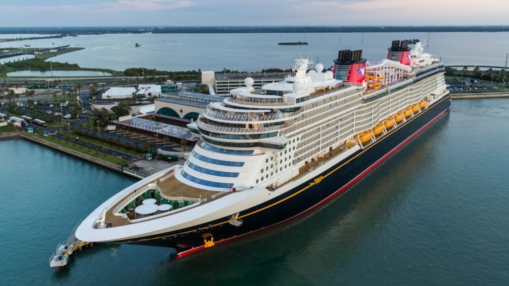 Disney Wish berlayar dari pelabuhan asalnya yang baru di Port Canaveral, Florida (Foto: Steven Diaz)