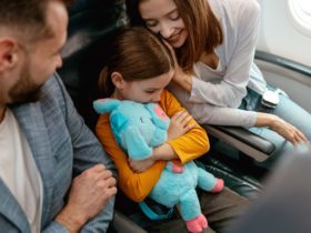 Family sitting together on the plane (Photo: Envato)