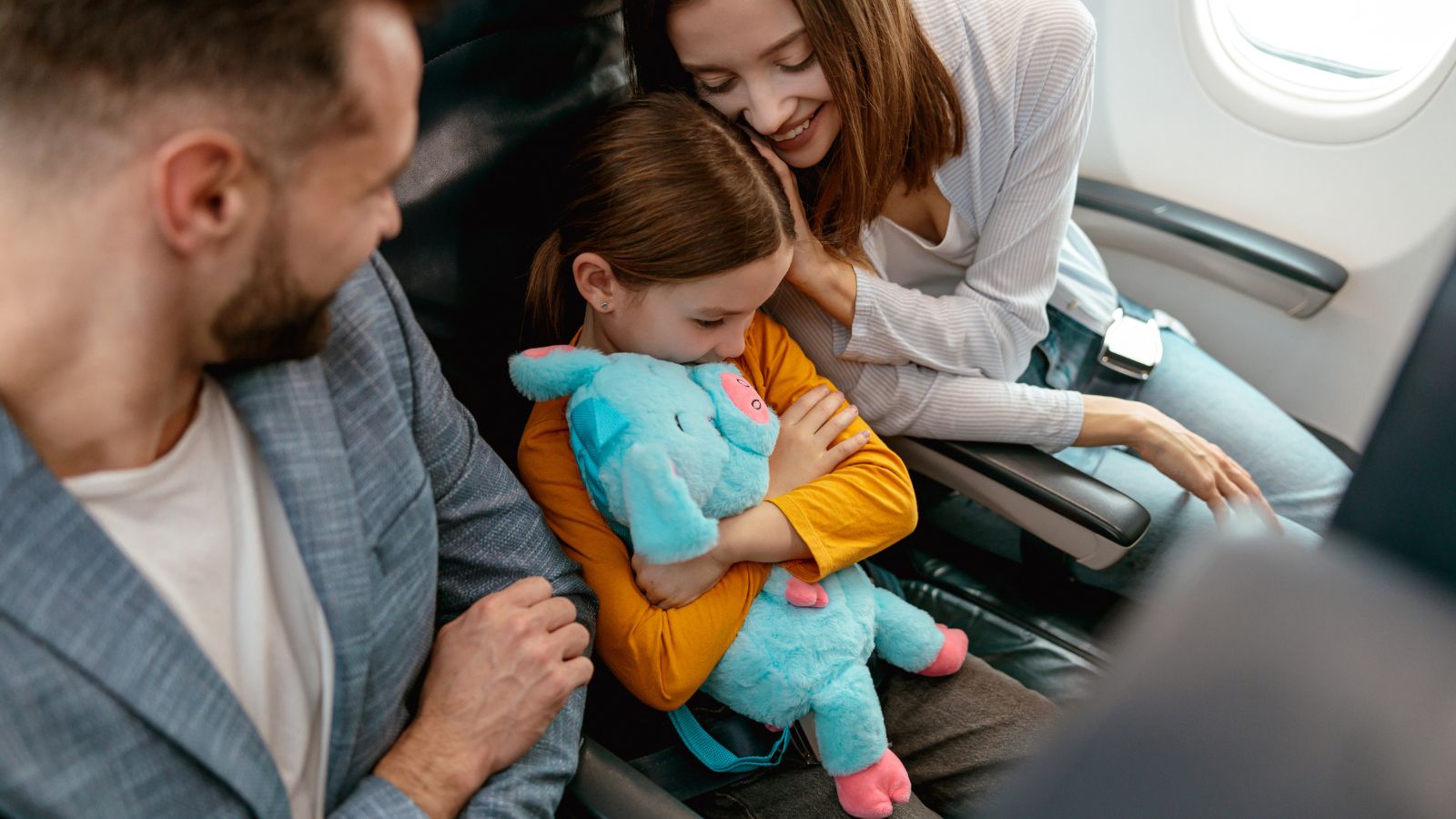 Family sitting together on the plane (Photo: Envato)