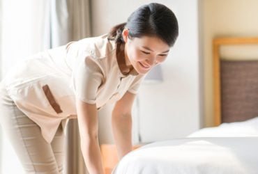 Hotel housekeeper changing sheets (Photo: bluejeanimages/Envato)