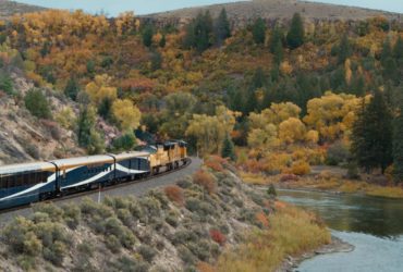 Rocky Mountaineer's Rockies to Red Rocks route is one of the best fall foliage train rides in the U.S. (Photo: Rocky Mountaineer)