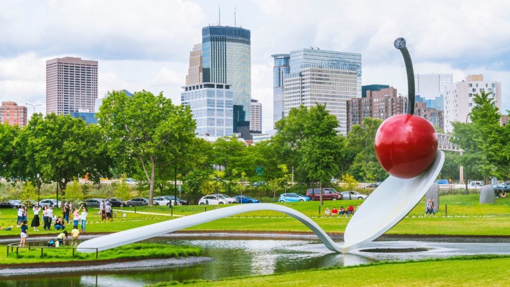 Spoonbridge dan Cherry di Taman Patung Minneapolis (Foto: Shutterstock / Penggunaan Editorial Saja)