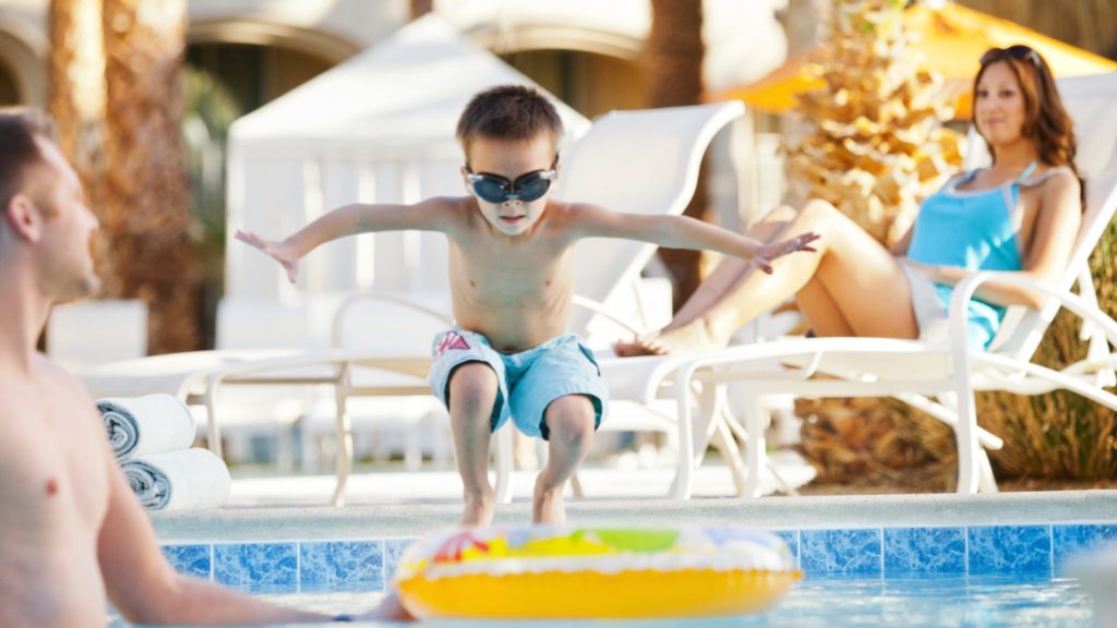 nen saltant a la piscina mentre els pares miren a l'Hyatt Regency Indian Wells, un complex familiar de Califòrnia a prop de Palm Springs