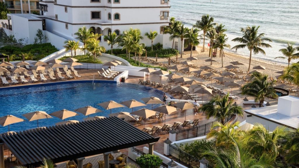 Pool and beach at Grand Residences Riviera Cancun (Photo: Grand Residences Riviera Cancun)