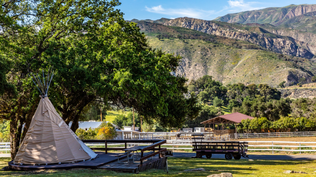 allotjament de tipis al Rancho Oso RV & Camping Resort, un complex turístic familiar de Califòrnia a Santa Bàrbara