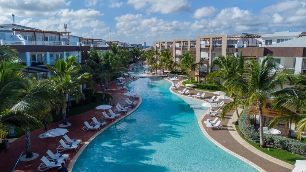 A lagoon-style pool meanders through the resort at Raddison Blu Punta Cana (Photo: Raddison)