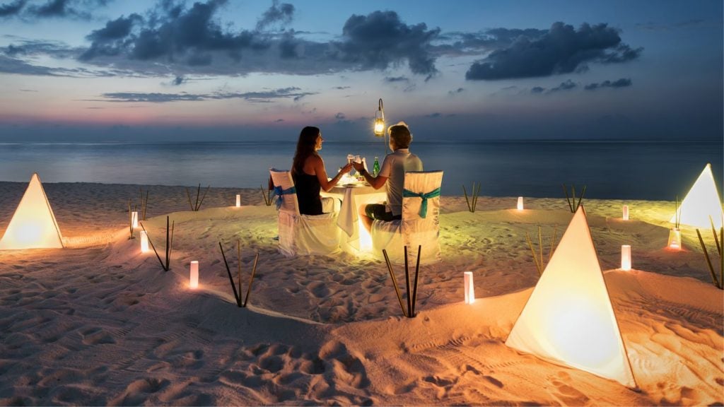 Sopar íntim a les espelmes a les Maldives (Foto: Shutterstock)