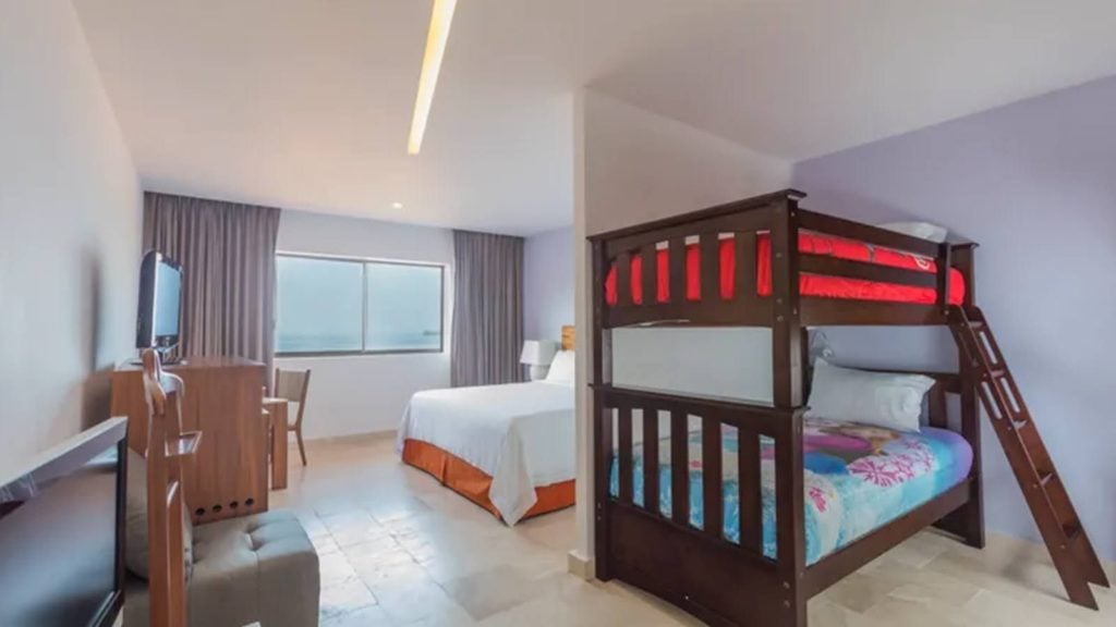 Room with a bunk bed at Holiday Inn Resort Ixtapa (Photo: Holiday Inn Resort Ixtapa All-Inclusive)