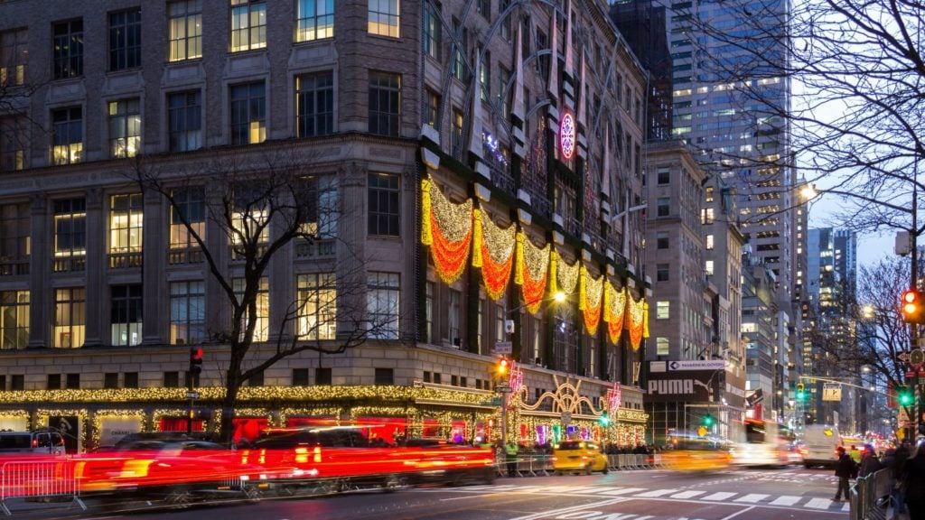 Jendela liburan Saks Fifth Avenue (Foto: Matthew Penrod / NYC & Company)