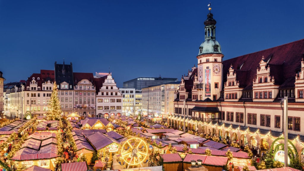 Pasar Natal Leipzig yang menghadap ke Weihnachtsmarkt Marktplatz dipenuhi lampu dan kios penjual di malam hari