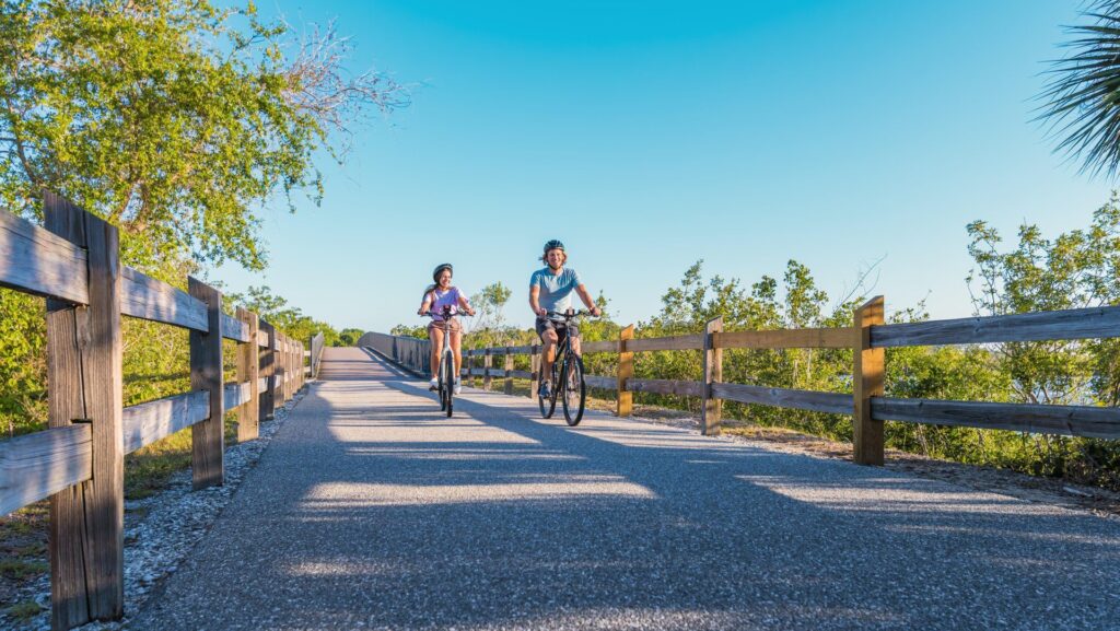 Dua orang mengendarai sepeda di Legacy Trail di Sarasota County
