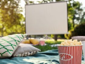 Outdoor movie screen and backyard movie night (Photo: Shutterstock)