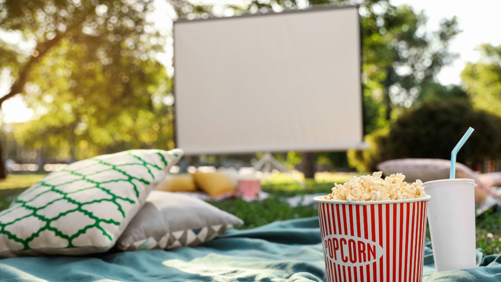 Outdoor movie screen and backyard movie night (Photo: Shutterstock)