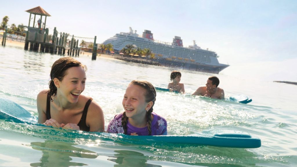 Tamu di Castaway Cay, pulau pribadi Disney Cruise Line (Foto: Disney Cruise Line)