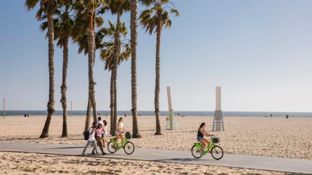 Jalur sepeda Santa Monica dengan latar belakang pantai dan pohon palem
