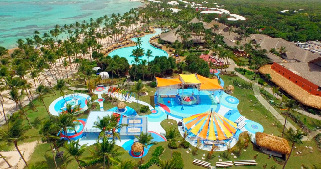 pemandangan Club Med Punta Cana dengan area Cirque du Soleil