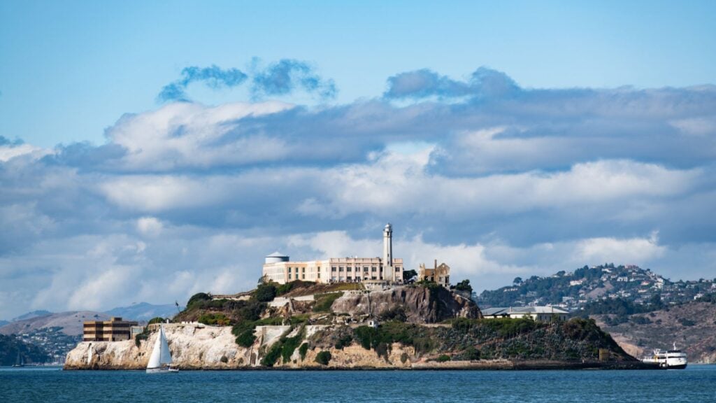 pemandangan Pulau Alcatraz di San Francisco dari Dermaga 39