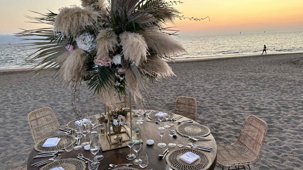 makan malam pribadi yang disiapkan di pantai di Marriott Puerto Vallarta Resort & Spa