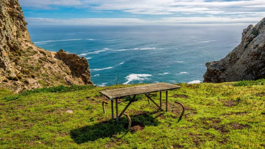 pemandangan bangku piknik yang menghadap ke Pasifik di Point Reyes di California