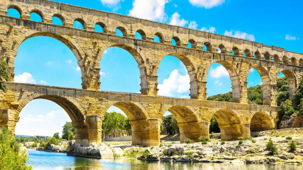 Akuaduk Romawi Pont du Gard, situs Warisan Dunia Unesco dekat Uzes, Prancis