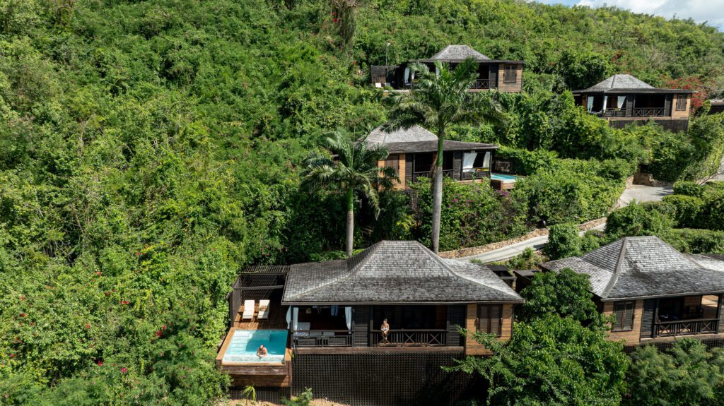 Gambar eksterior vila di Hermitage Bay di lereng bukit hijau subur