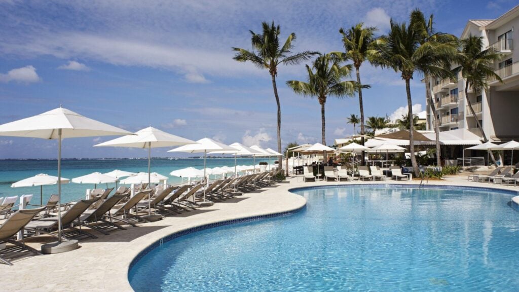 Kolam Grand Cayman Marriott Resort dengan latar belakang Laut Karibia