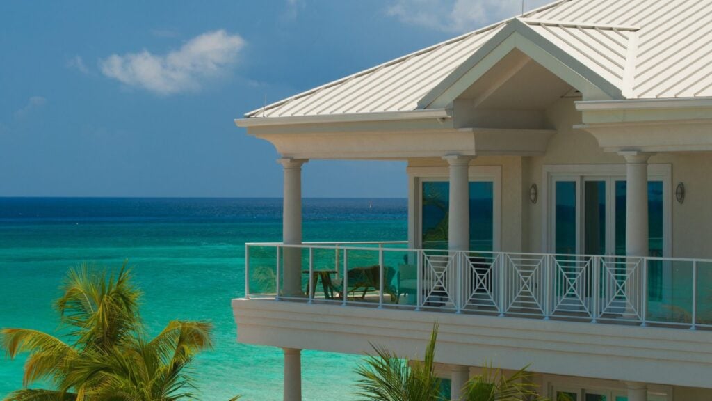 Bangunan Klub Karibia dengan Pantai Seven Mile, Laut Karibia, dan pohon palem di latar belakang