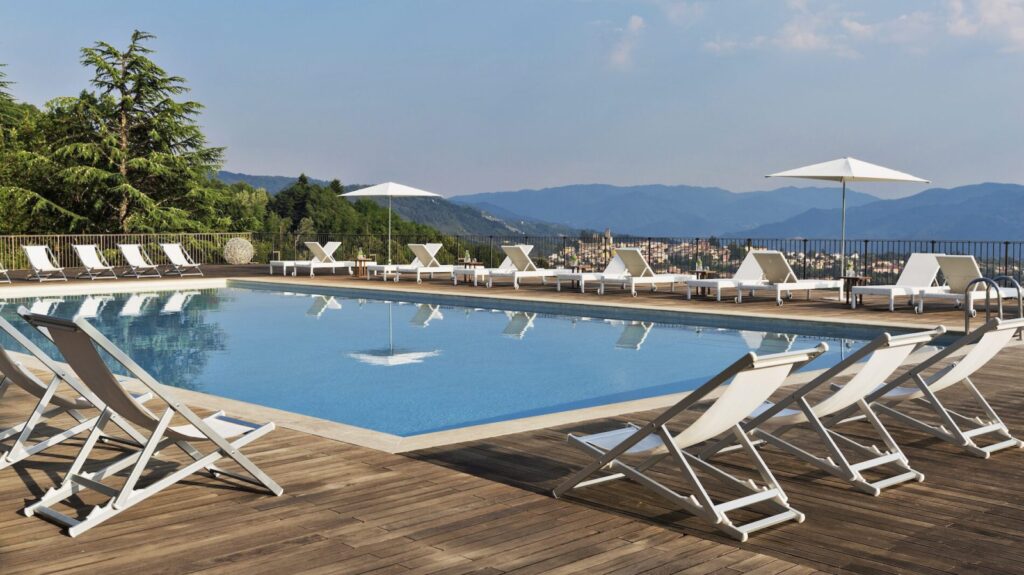 (Foto: Kolam renang outdoor Marriott/Renaissance Tuscany Il Ciocco Resort & Spa