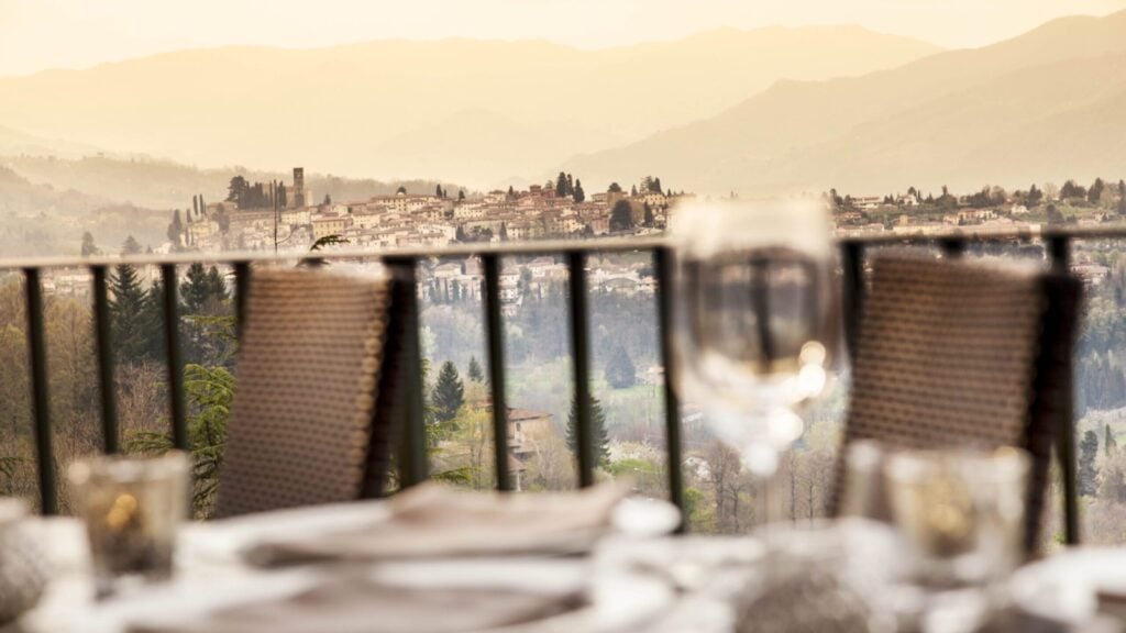 pemandangan dari Renaissance Tuscany Il Ciocco Resort & Spa dengan meja set di latar depan