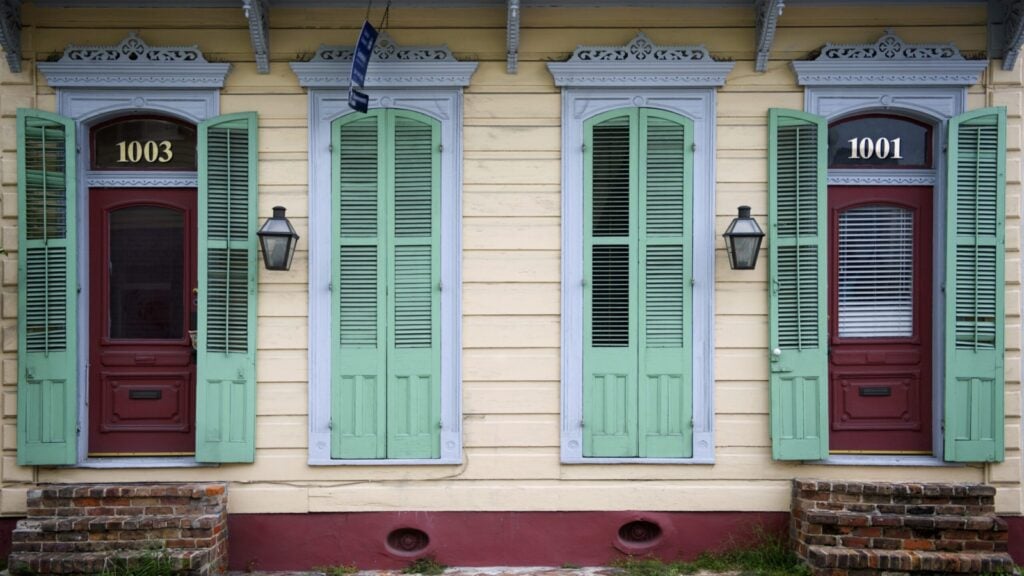 Bagian depan rumah putih dan hijau di New Orleans