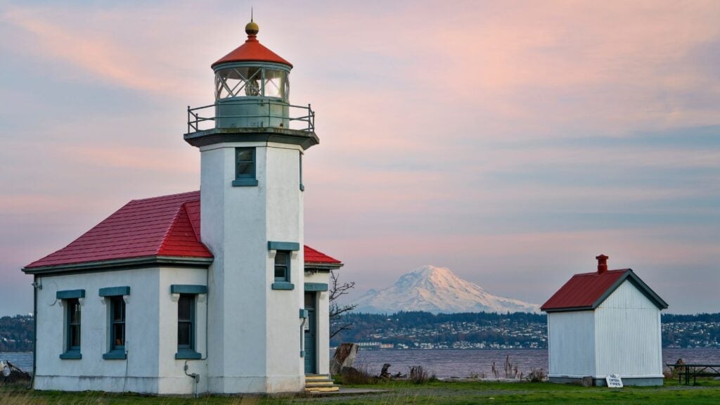 Point Robinson Lighthouse with Mount Rainier in the backdrop (Photo: Shutterstock)