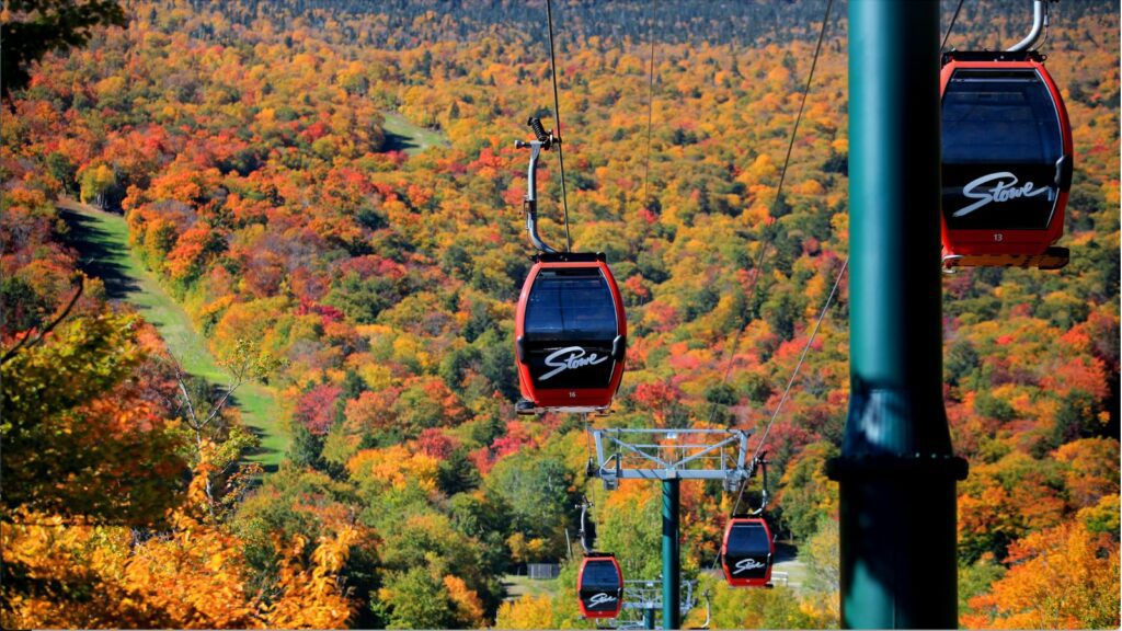 Fall foliage and gondolas in Stowe, Vermont (Photo: Shutterstock)