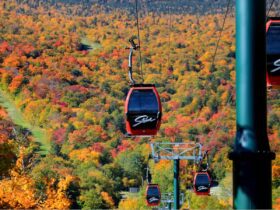 Fall foliage and gondalas in Stowe, Vermont (Photo: Shutterstock)