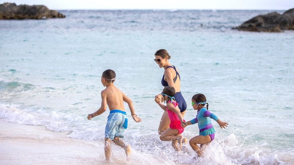 Kids on the beach in Bermuda (Photo: Bermuda Tourism Authority)