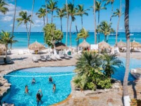Pool and beach at Holiday Inn Resort Aruba