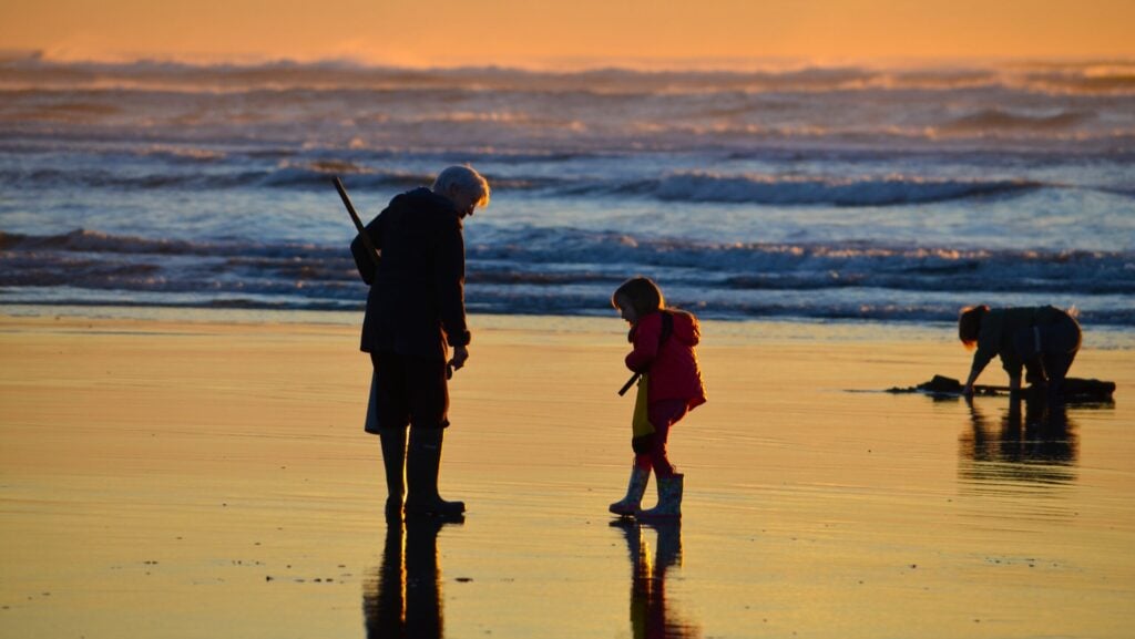 adult and children digging for razor clams on Washington state's Long Beach Peninsula