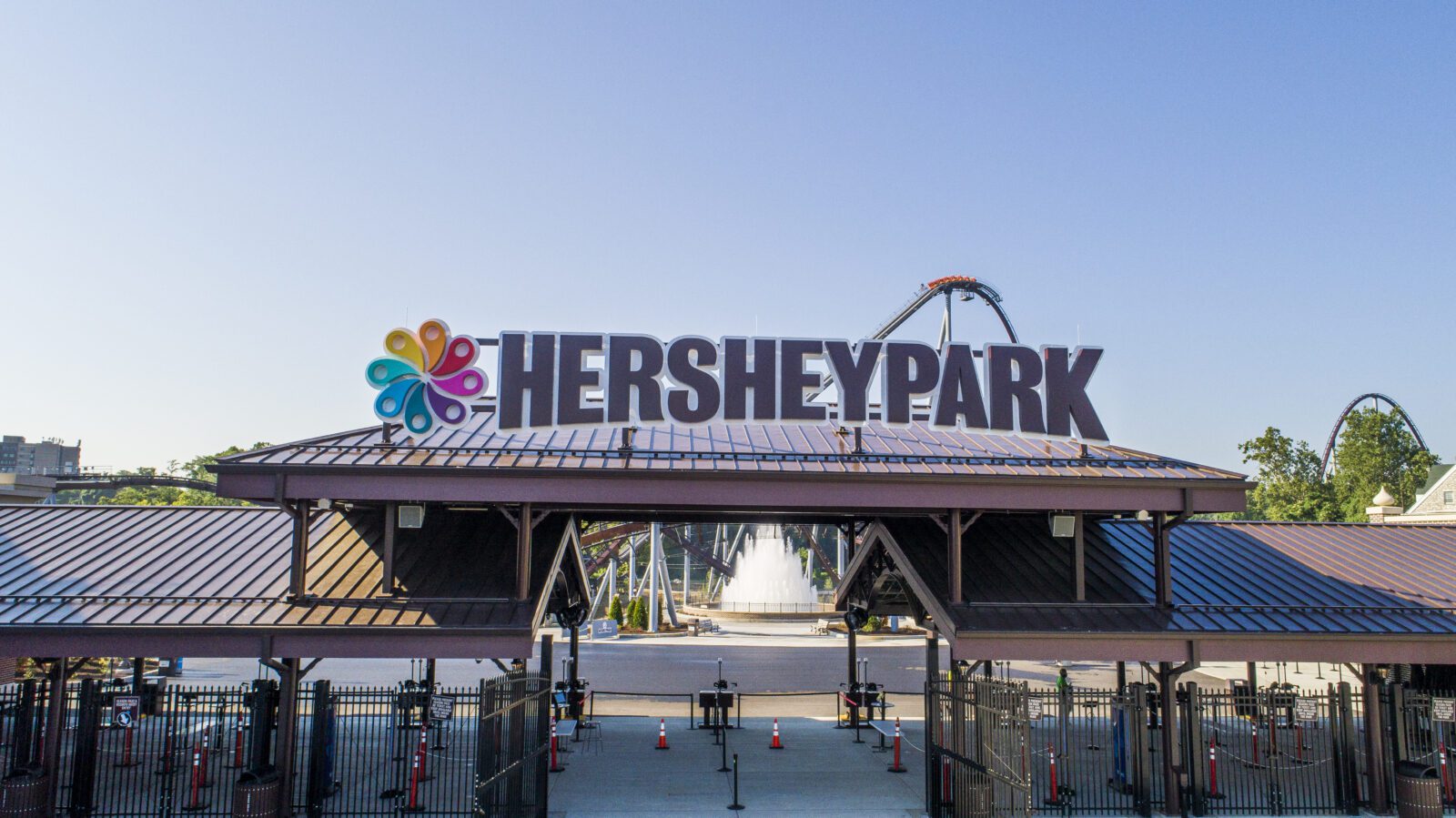 front entrance of Hersheypark theme park in Pennyslvania