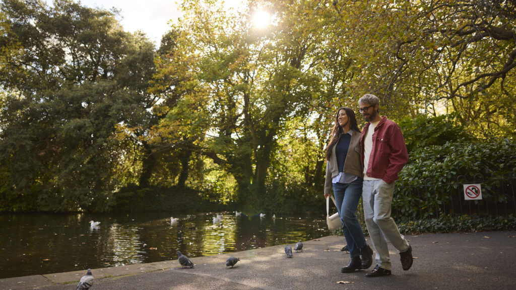Dua orang berjalan dengan St Stephens Green di Irlandia