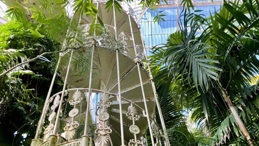 Tangga spiral di rumah kaca di Kew Gardens di London di musim panas